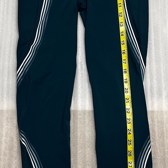 Like NEW - Lululemon High Rise Leggings - Picture 2 of 14